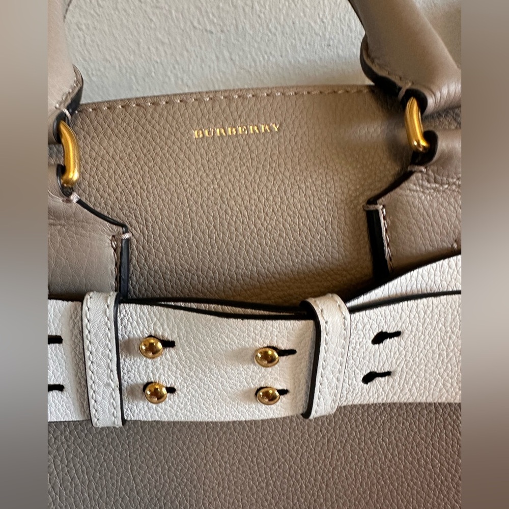 EUC Burberry LARGE grey and white leather buckle belt Tote/satchel
Made in Italy - Picture 6 of 12